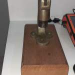 prensa com matrizes em madeira para colocação de vidro de relógio de bolso e de acrílico