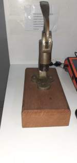 prensa com matrizes em madeira para colocação de vidro de relógio de bolso e de acrílico